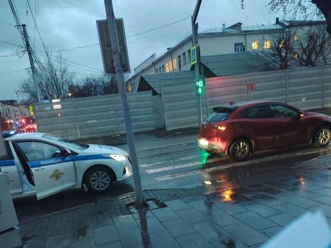 Водители поворачивают направо и не видят из-за стойки в автомобиле пешеходов | Источник: читатель NGS24.RU