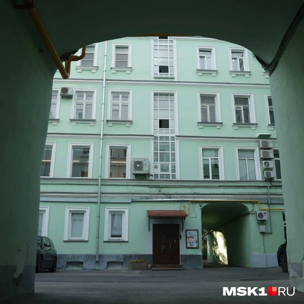 Из арки можно выйти в соседний двор | Источник: Дмитрий Толстошеев / MSK1.RU