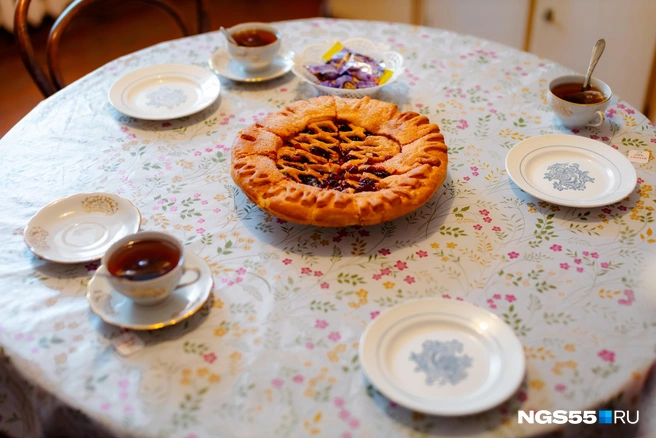 Разговор шел под чай с вкусным пирогом | Источник: Кирилл Башинский / NGS55.RU