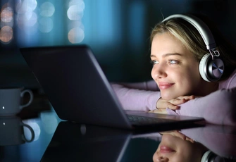 «Я влюбляюсь в людей, которых даже не знаю»: 6 признаков того, что вы в парасоциальных отношениях