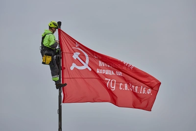 Над Оперным театром в Новосибирске подняли Знамя Победы