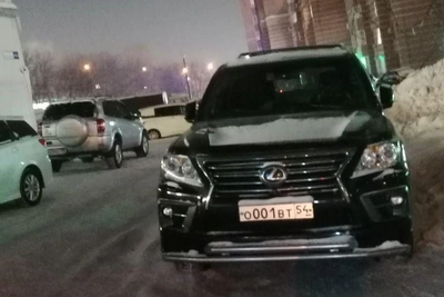 Agent 001 and Porsche Cayenne among witty parking offenders in Novosibirsk