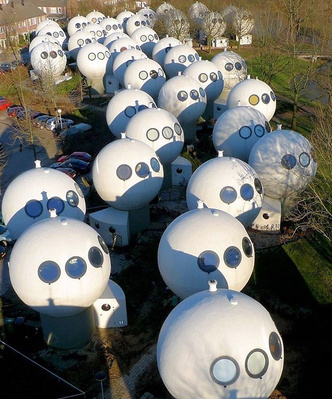 Bolwoningen: дома-шары в Нидерландах (фото 0)