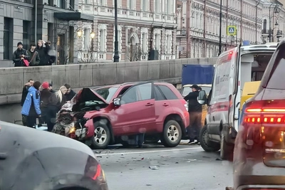 Лобовое ДТП перекрыло тоннель на Воскресенской набережной