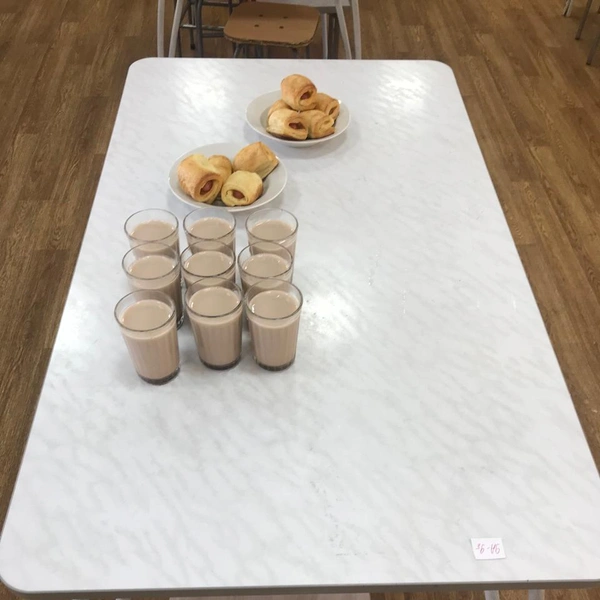 На этом снимке злакового перекуса нет, но есть горячий шоколад и сосиска в тесте. Что думаете? | Источник: gortorgofficial / vk.com