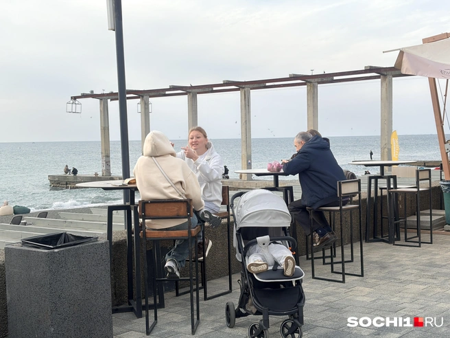 Пляжные кафе продолжают работать | Источник: Анна Грицевич / SOCHI1.RU