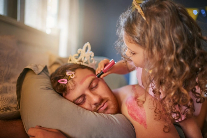 3 книги о родительстве, написанные отцами | Источник: ARNELLDMarshall/Getty Images
