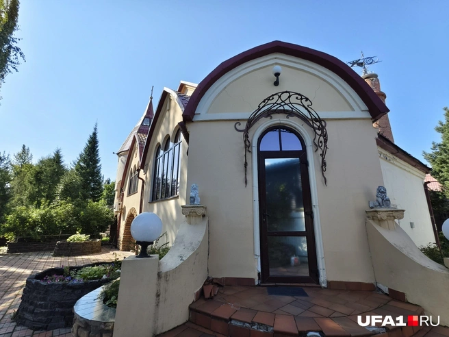 Основной вход в главный дом | Источник: Булат Салихов / UFA1.RU