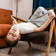 «Сядь прямо и не качайся на стуле»: почему эти фразы только вредят ребенку