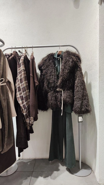 Стилист рекомендует носить облегченные варианты шуб весной | Источник: «На модных щах» / Telegram