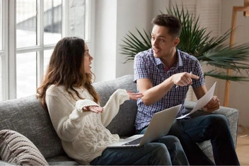 «Муж постоянно требует от меня денег и не хочет заводить детей, потому что их придется кормить»