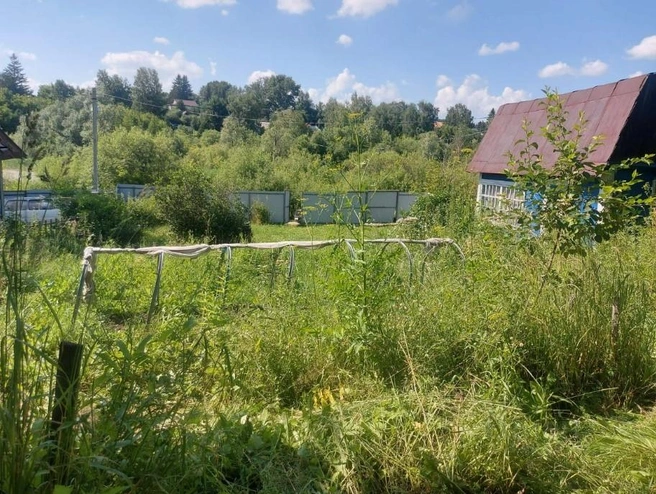 Этот небольшой домик расположен на берегу пруда | Источник: novosibirsk.cian.ru