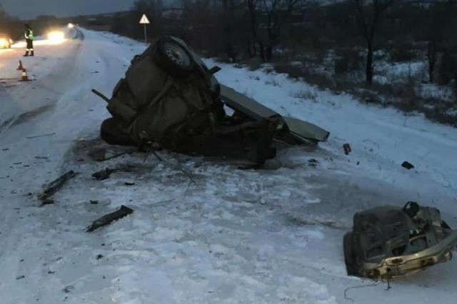 Части машины разлетелись по разные стороны трассы | Источник: Racurs360.ru