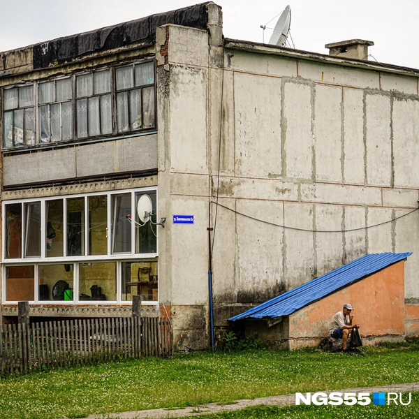 Не все дома в селе — частные, есть и многоквартирные | Источник: Тамара Башаева / NGS55.RU