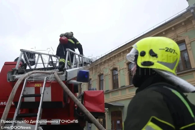 Огонь тушат два часа | Источник: ЧСтные новости Москвы / T.me