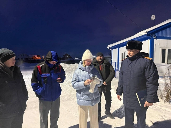 В поселки, пострадавшие от отключений, прибыл исполняющий обязанности руководителя следственного управления по региону Константин Правосудов (справа). | Источник: Челябинский Следком / t.me