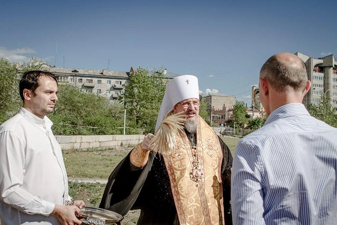 Димитрий на молебне в память о читинцах, чьи надгробные плиты стали основой опорной стены на площади Декабристов, 2017 год | Источник: Анна Хвостова