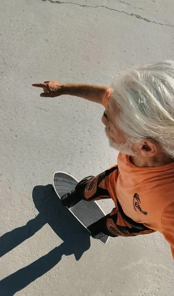 Валентин&nbsp;катается до сих пор, вызывая восхищение у горожан | Источник: предоставлено Валентином Зюком