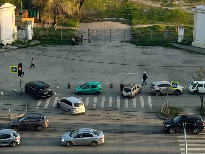 Автомобилистам приходится оставлять машины на пешеходном переходе | Источник: читатель 74.RU