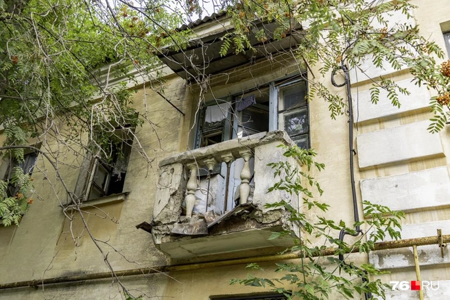 Построенные в 60-е годы дома здесь уже дышат на ладан | Источник: Кирилл Поверинов / 76.RU