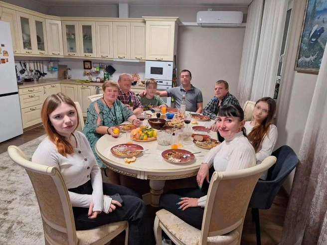 Фото сделано за 2 месяца до трагедии. На нем старшая дочь Вероника, Ольга и Павел в гостях у родных  | Источник: Павел Шулепов 