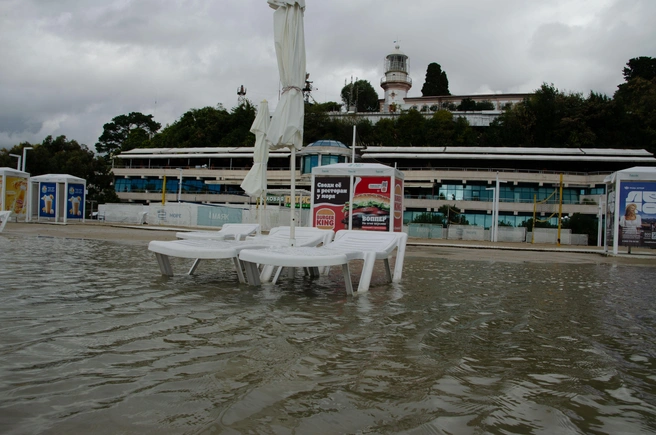 Шезлонги тонут в воде. Дождевая вода заполнила часть пляжа с завезенным «золотым» песком | Источник: Оксана Витязь / SOCHI1.RU