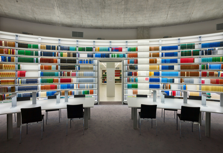 Яркая библиотека по проекту Жана Нувеля (фото 5)