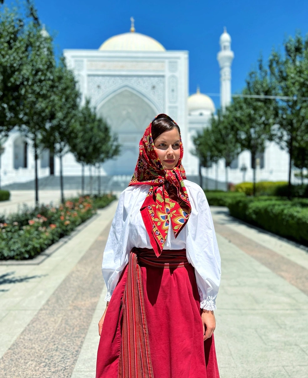 В русском народном костюме Татьяна сфотографировалась на фоне мечети | Источник: ts_makeeva / Vk.com