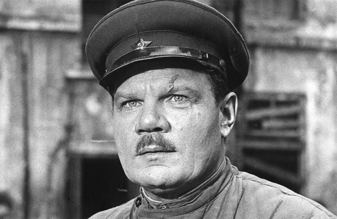 Для Михаила Пуговкина Великая Отечественная была не просто ролями на экране — он лично прошел дорогами войны | Источник: кадр из фильма «Первый день свободы» (12+), реж. Александр Форд, 1964 год
