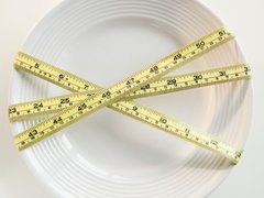 Не в своей тарелке: эксперты анализируют плюсы и минусы самых популярных диет