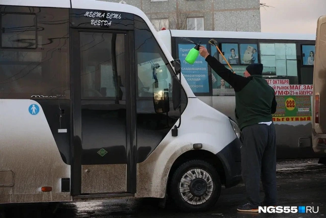 В машинах места есть всегда, потому что пассажиров всё меньше  | Источник: Евгений Софийчук / NGS55.RU 