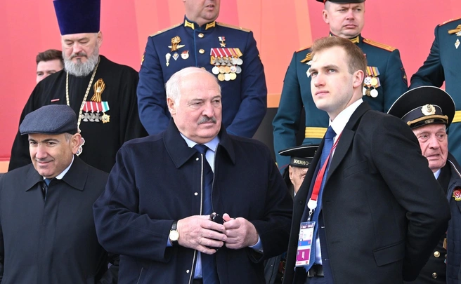 Журналист Колесников извинился перед Лукашенко за свой репортаж с парада Победы | Источник: kremlin.ru