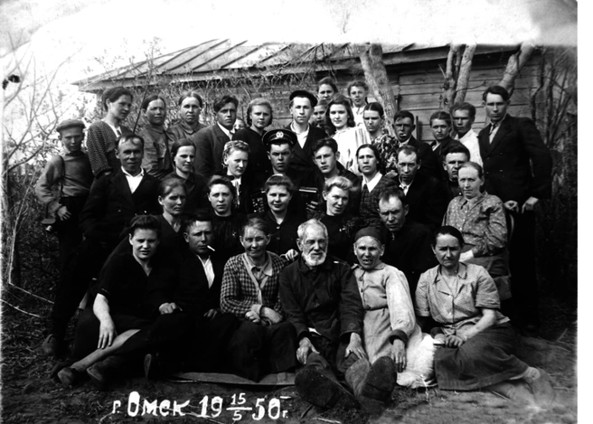 Жители поселка в 1950 году | Источник: omrodarh.ru