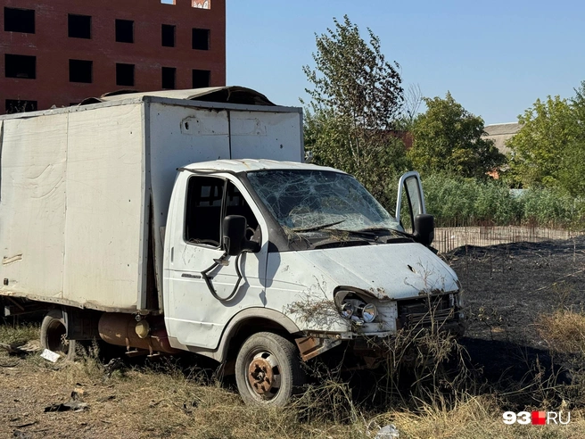 Повреждены не только здания, но и автомобили | Источник: Дарья Паращенко / 93.RU