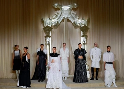 Как работает черный рынок приглашений на показы Dior, Chanel, Balmain