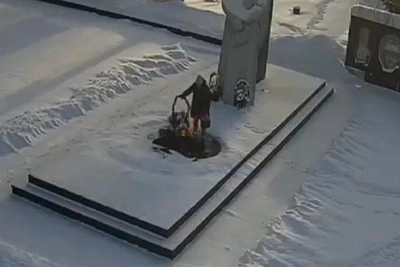 Urals woman extinguishes Eternal Flame with wreath, authorities search for her