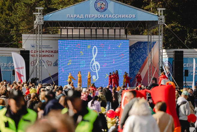Шоу талантов на сцене, конкурсы и викторины — многие приходят на праздник ради этого, даже если в их семье нет первоклашек | Источник: «Интерсвязь»
