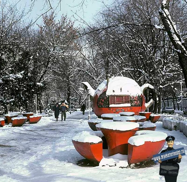 Знаменитое кафе «Чайник» на бульваре на улице Красной. Декабрь 1988 года | Источник: Евгений Киселёв / myekaterinodar.ru