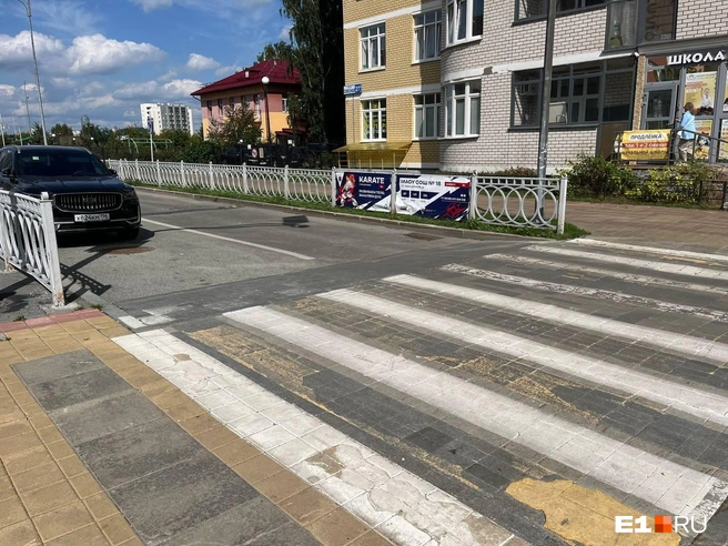 Еще одна уставшая зебра. По правилам ее должны восстановить в течение 3 суток после замечания со стороны автоинспекции | Источник: Софья Кузьмина / E1.RU