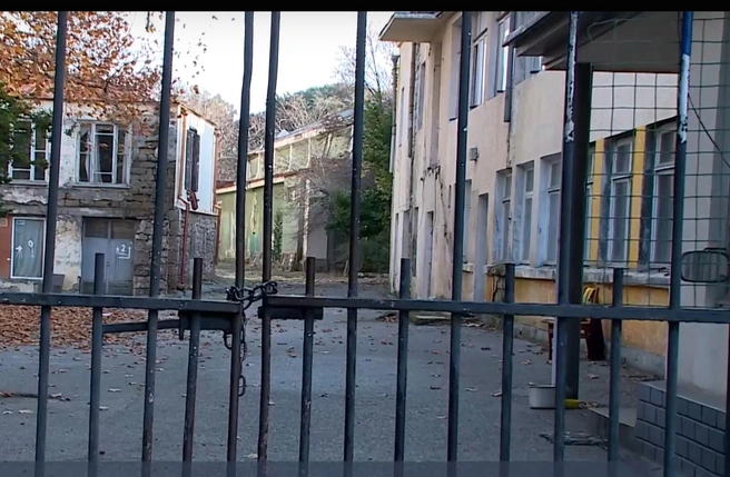 На Пликуровском холме, где располагались последние павильоны и декорации киностудии, тишина и запустение: забор закрыт, и никто не кричит «Мотор!» | Источник: Александра Сотникова / MSK1.RU