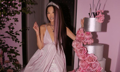 Мини, кроп-топ и розовые прядки: нестареющая Вера Вонг отметила 73-й день рождения