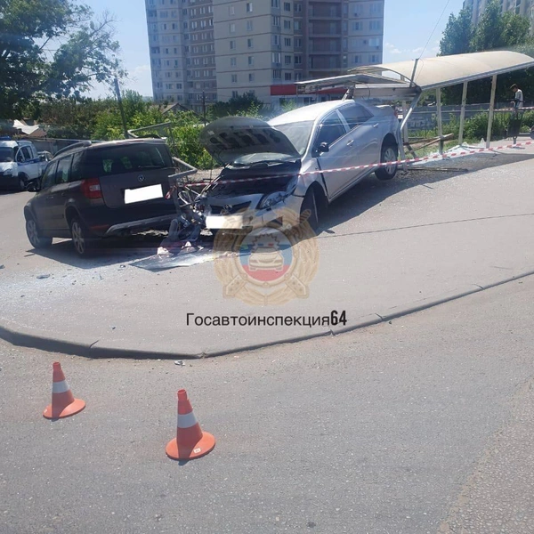 В ДТП пострадали две женщины, две машины и остановка | Источник: ГИБДД по Саратову