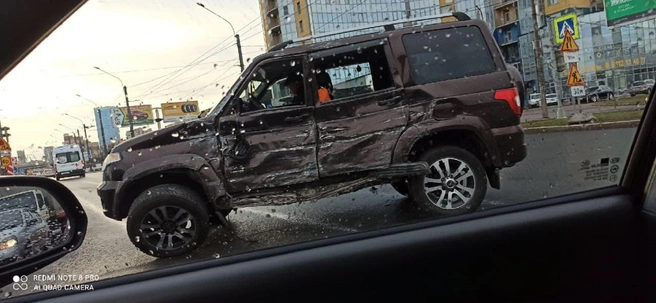 Автобус на Ленинском оставил мощную вмятину на борту УАЗа и выломал ему колесо (видео, фото) | Источник: «ДТП и ЧП Санкт-Петербург» / vk.com/spb_today