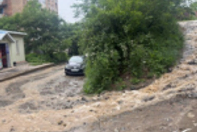 В районе дома на Адмирала Кузнецова произошёл прорыв водопровода