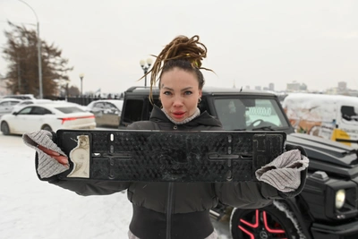Blogger in Yekaterinburg Stripped of License for Illegal Plate Frames
