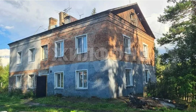 У дома довольно толстые стены, да и в целом он выглядит добротно | Источник: Avito.ru