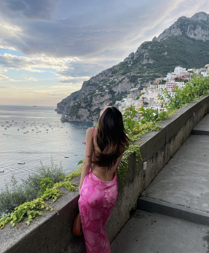 Открытая спина и цветочный принт: Эмили Ратаковски показала самое красивое вечернее платье на лето