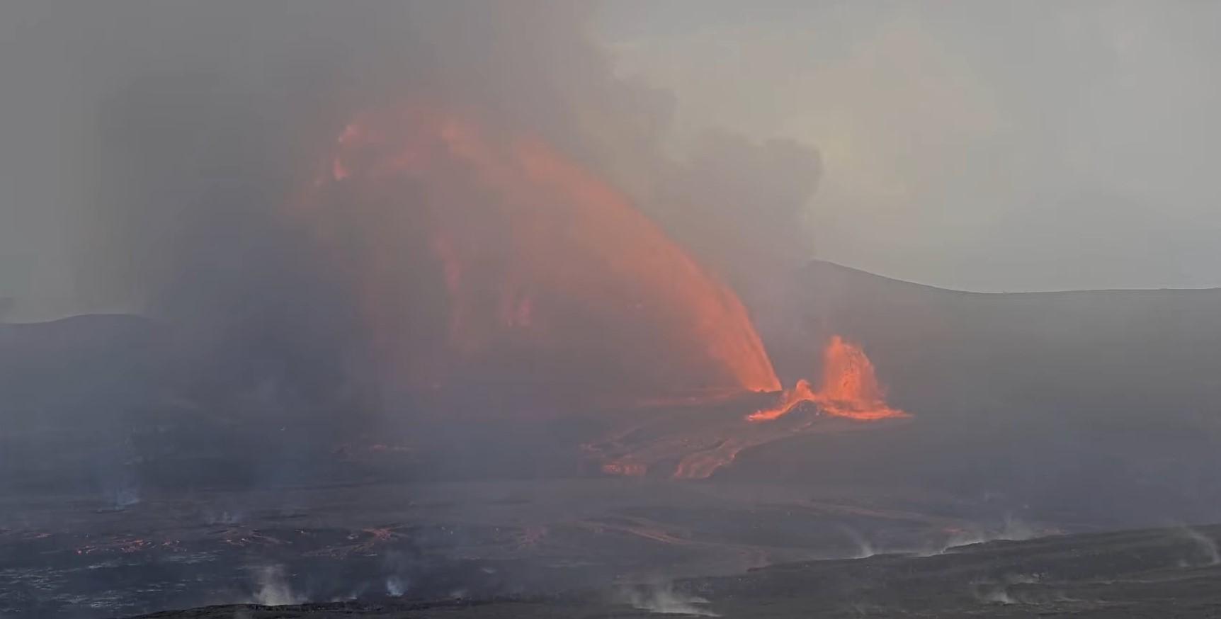 Havajski vulkan Kilauea bruhal tri fontane lave, kar je izjemno redek pojav