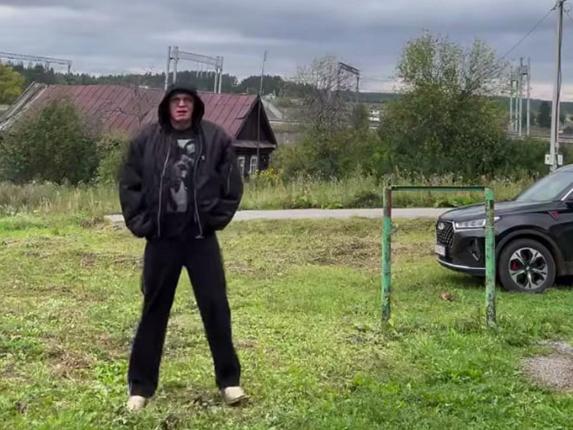 «Мотня висит, тудым-сюдым». Звездный стилист Гоша Карцев ездит в уральскую глубинку за тетушкиными пирогами и огурцами с грядки