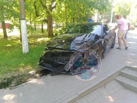 Дежурная смена поисково-спасательного отряда отключала аккумуляторы поврежденных автомобилей | Источник: Аварийно-спасательная служба Ленобласти